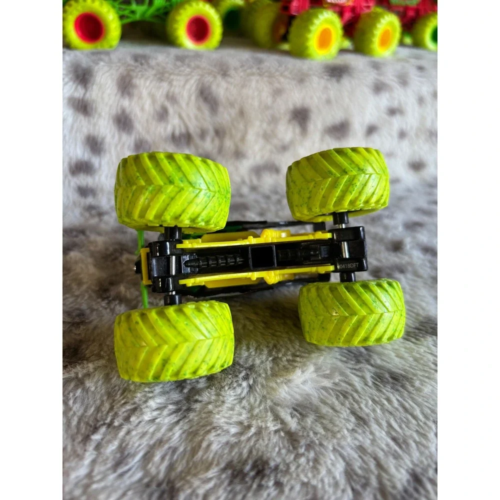 Monster Jam Pirate's Curse Monster Truck 1:64 Scale Neon Yellow Lime Green Tires